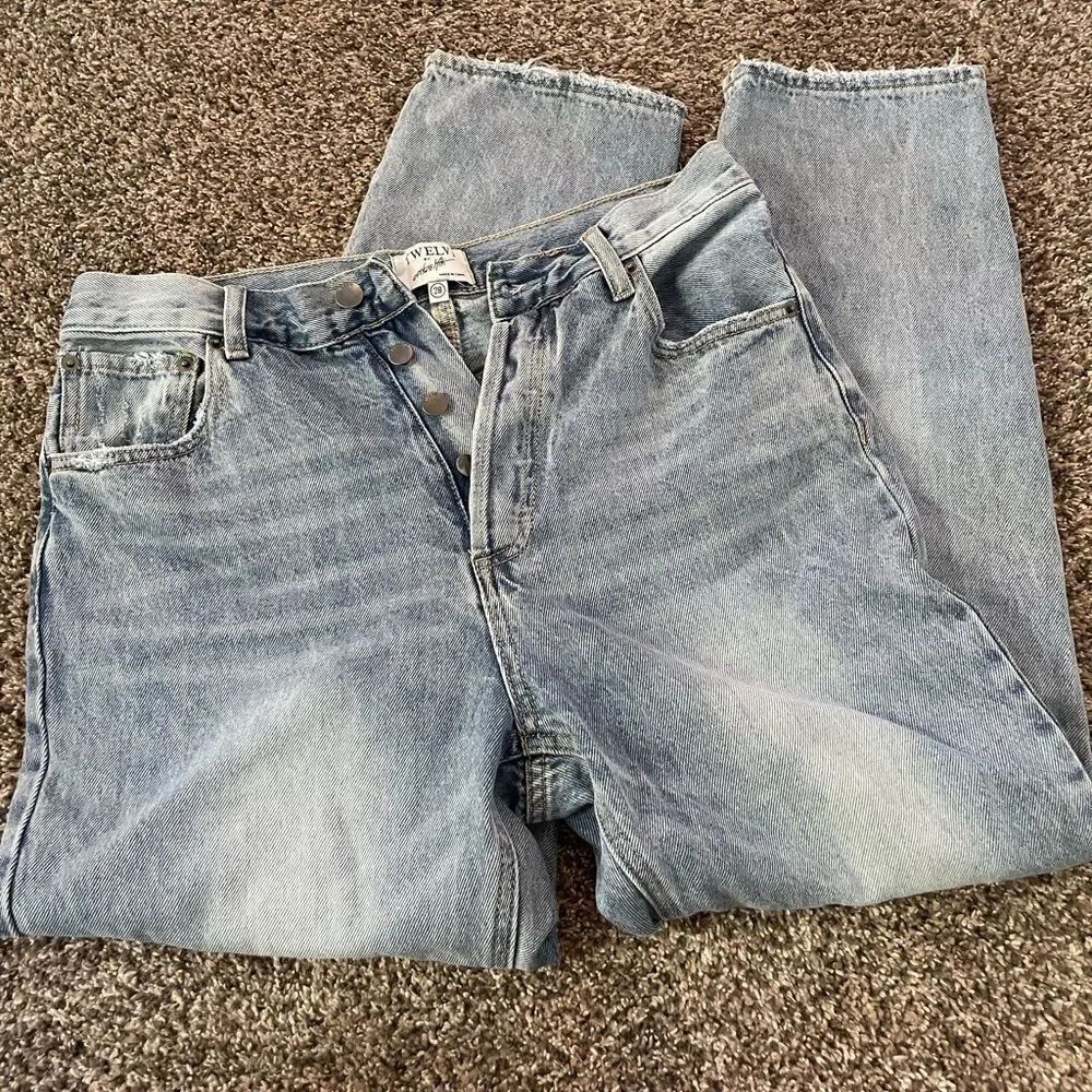 Womens high waisted distressed boyfriend jeans. Size 28. Never worn.
